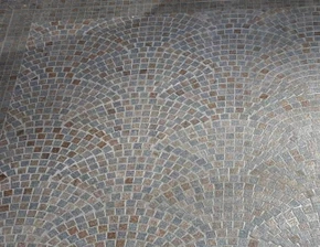 Pavage extérieur en pierre naturelle disposé en motif éventail avec arcs concentriques