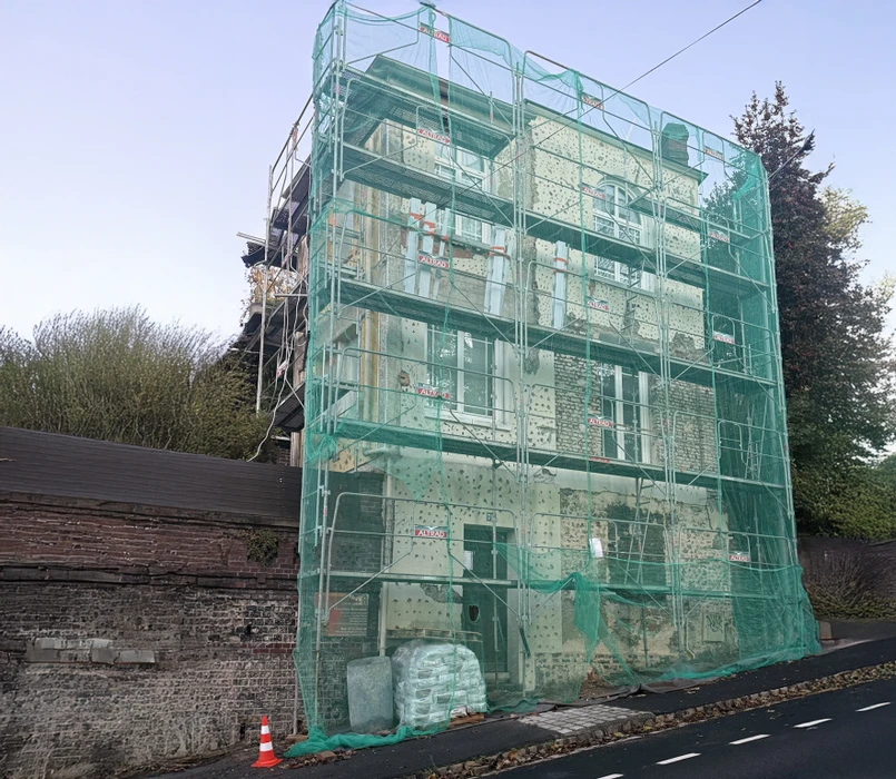 Chantier de rénovation extérieure d'un bâtiment résidentiel en briques
