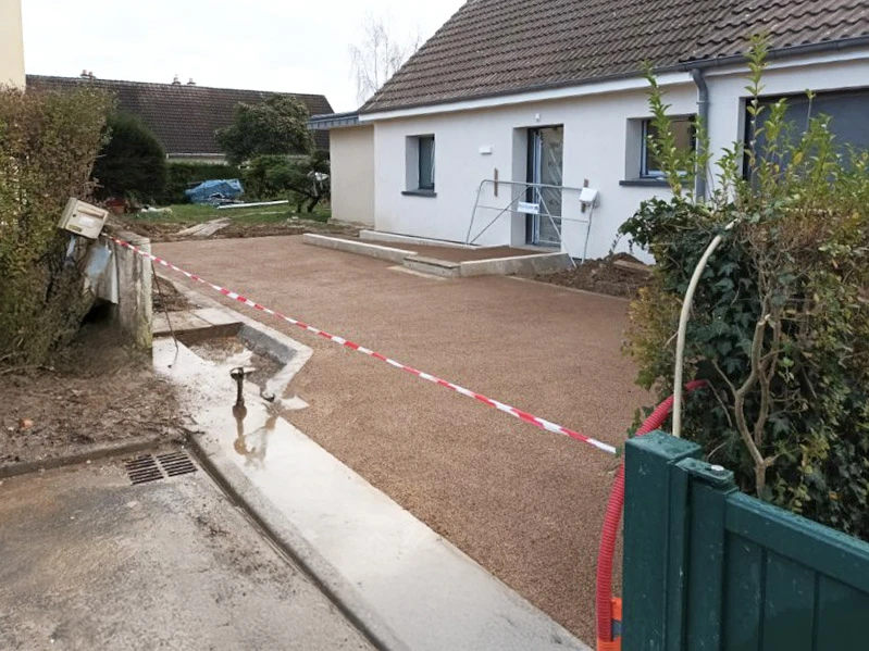 Chantier résidentiel en cours avec nouvelle terrasse en béton désactivé fraîchement coulée
