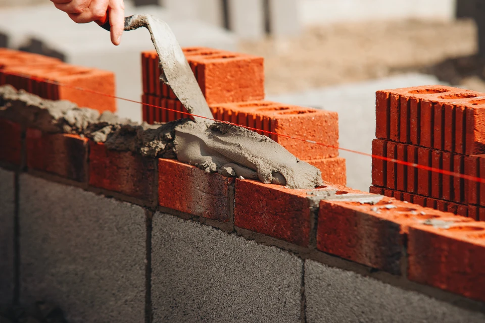 Atelier de m&eacute;tallurgie avec projection d'&eacute;tincelles incandescentes dans l'obscurit&eacute;