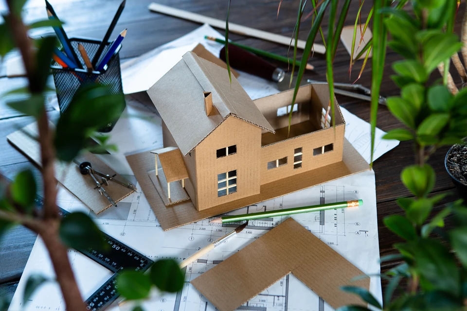 Joyeux jeune couple familial hispanique de propriétaires tenant un fauteuil, profitant de la rénovation du salon réarrangeant les meubles ensemble