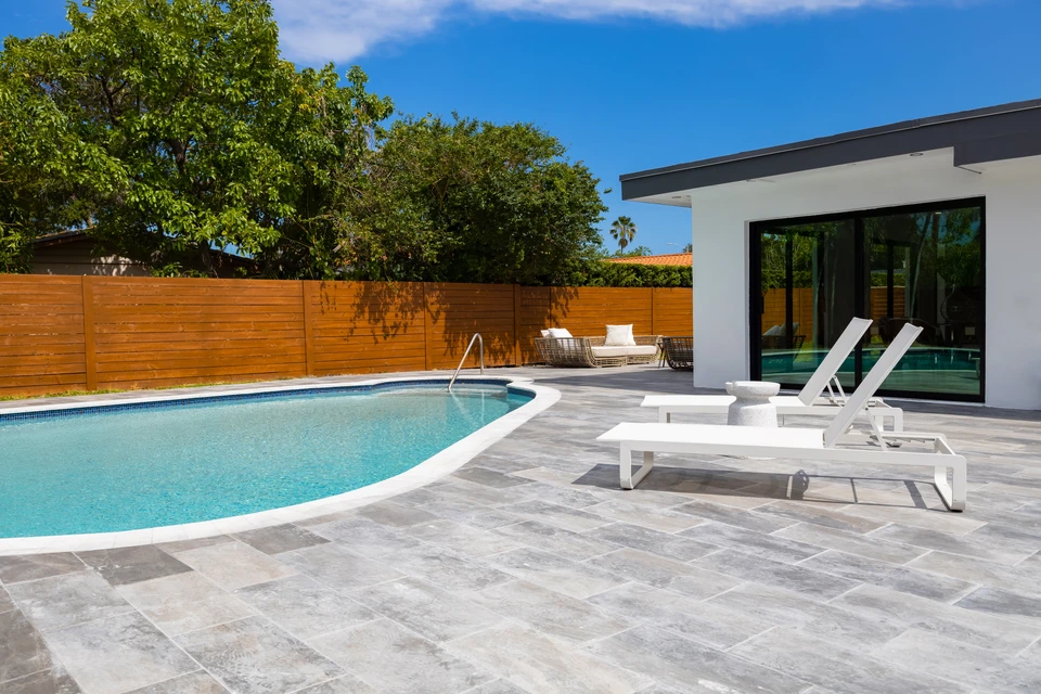 Piscine extérieure en forme de haricot avec eau cristalline bleue